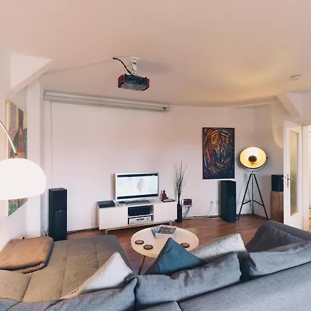 Dachgeschoss-apartment Im Paulusviertel Mit Blick Auf Kirche Halle (Saale)